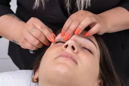 Browlifting in Köln – perfekte Brauen für 4–6 Wochen